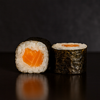 Maki con salmón 5,90€